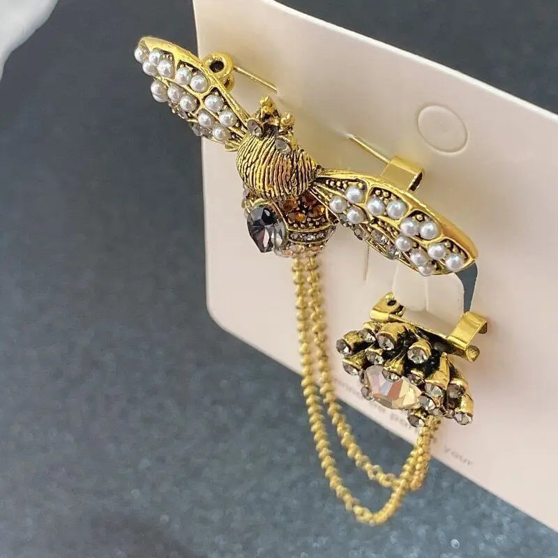 Vintage Rhinestones Pearl Bee Pin Brooches Classic Tassel Chain Bee Insect Enamel Pin Luxurious Suit Accessories Corsages